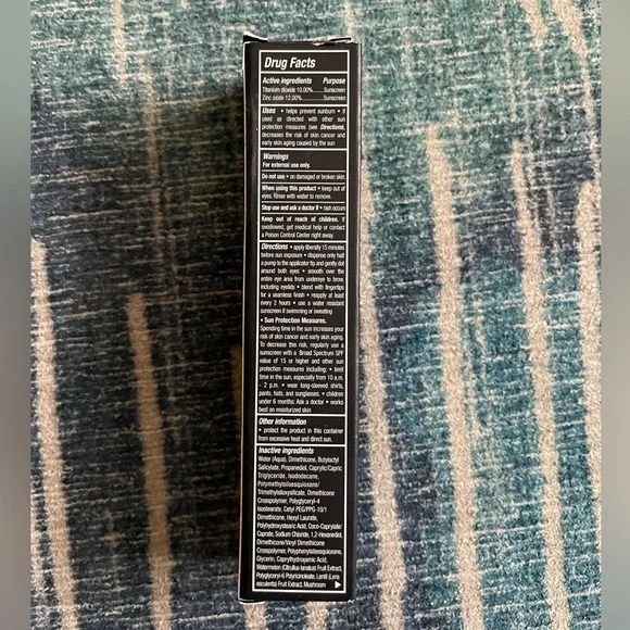 BNIB Luminous Eye Corrector® SPF 41 - Fair - Picture 3 of 4